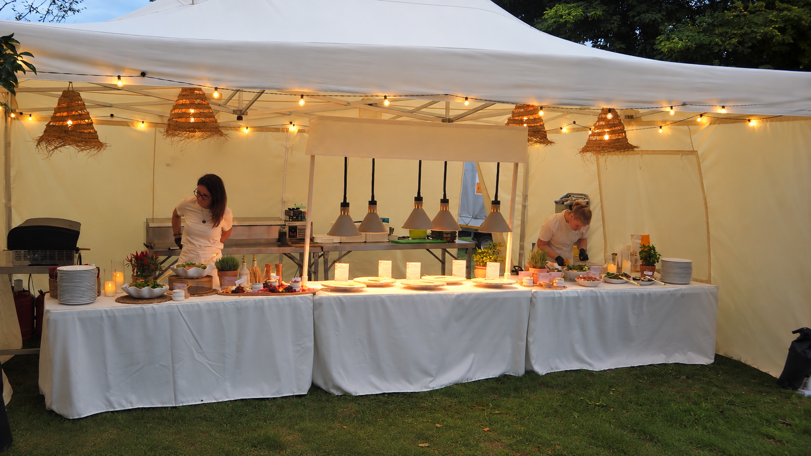 Unser abendliches Catering-Setup mit Pavillon, Lichterketten und Servierstationen